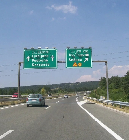 Pojazdy zbliżające się do zjazdu z autostardy A3 w węźle drogowym Gbark, Słowenia.