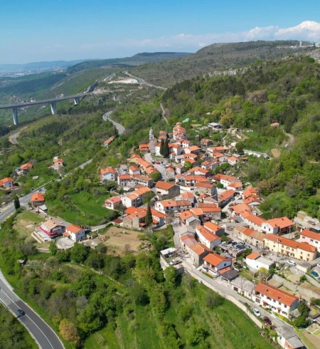 O vedere aeriană pitorească a unei autostrăzi și a unui viaduct din Slovenia