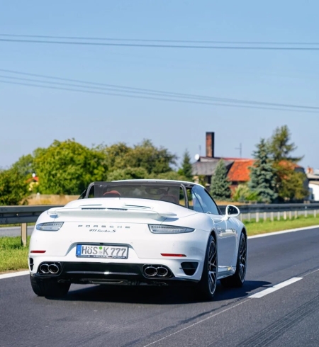 Een voertuig op de snelweg bij Maribor, het noordelijke uiteinde van de A4.