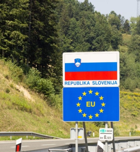 Det anbefales at få kendskab til trafik- og vejreglerne i Slovenien og Ungarn.