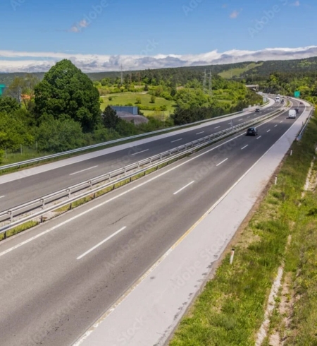 A1 motorvej er en væsentlig del af vejnettet, der krydser landet fra kysten til den østrigske grænse.
