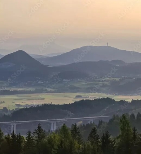 Most na avtocesti A2 v bližini predora Karavanke v Sloveniji