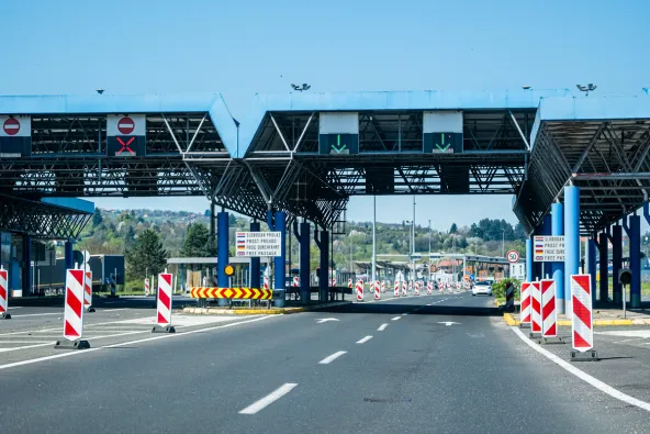 Slovenia–Croatia border crossing with Free Passage Slobodan Prolaz Prost Prehod Freie Durchfahrt signs in four languages with open green arrow lanes and red cross closed lanes, April 2026