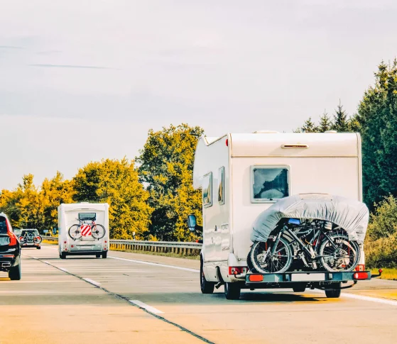 Für Motorräder, PKW und leichte Wohnwagen gilt ein Tempolimit von 120 km/h