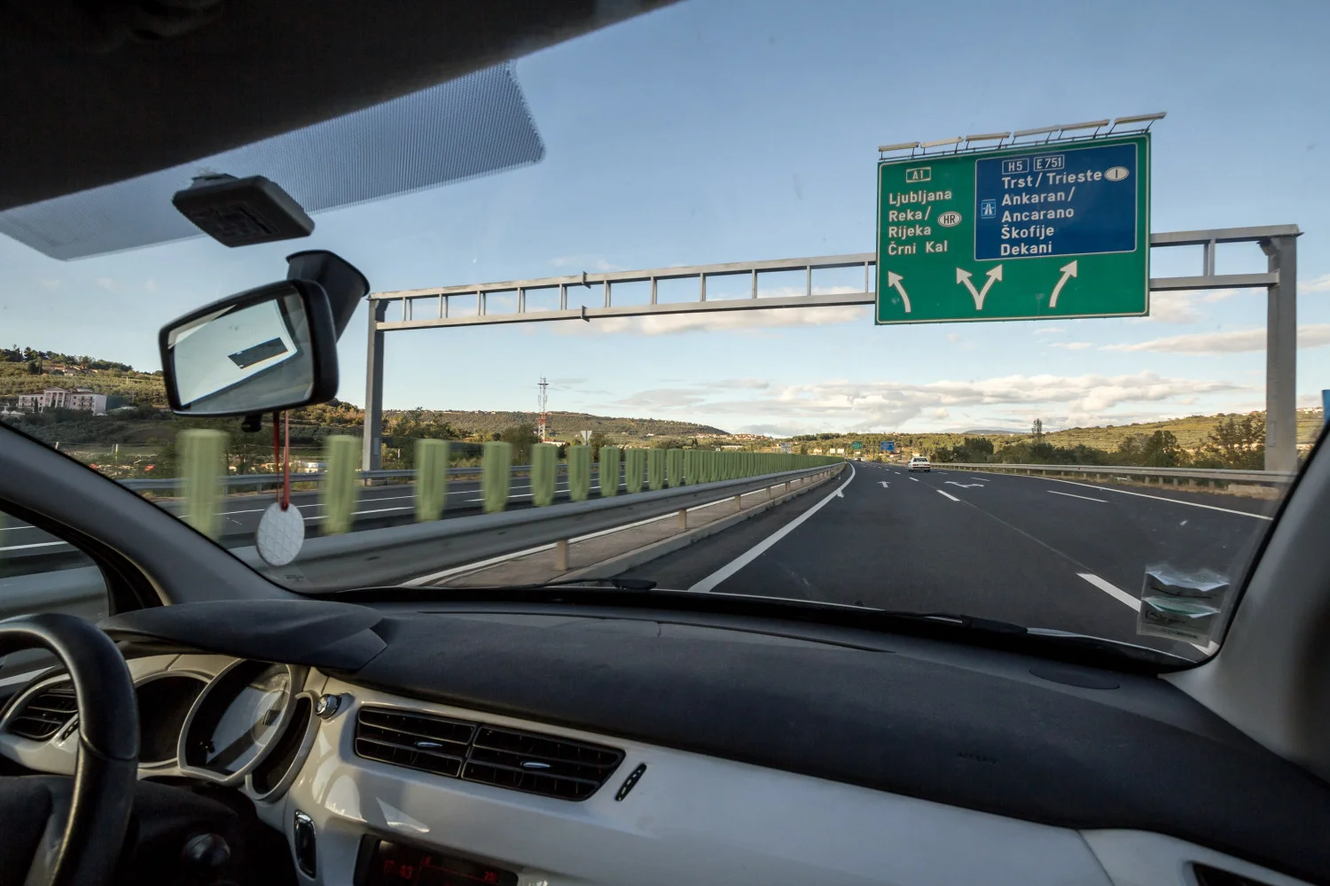 Záber zvnútra vozidla na diaľnicu s dopravným značením v Slovinsku