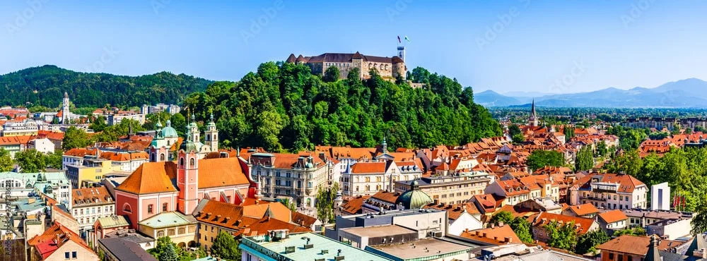 O vedere panoramică a capitalei, Ljubljana, și castelul său omonim