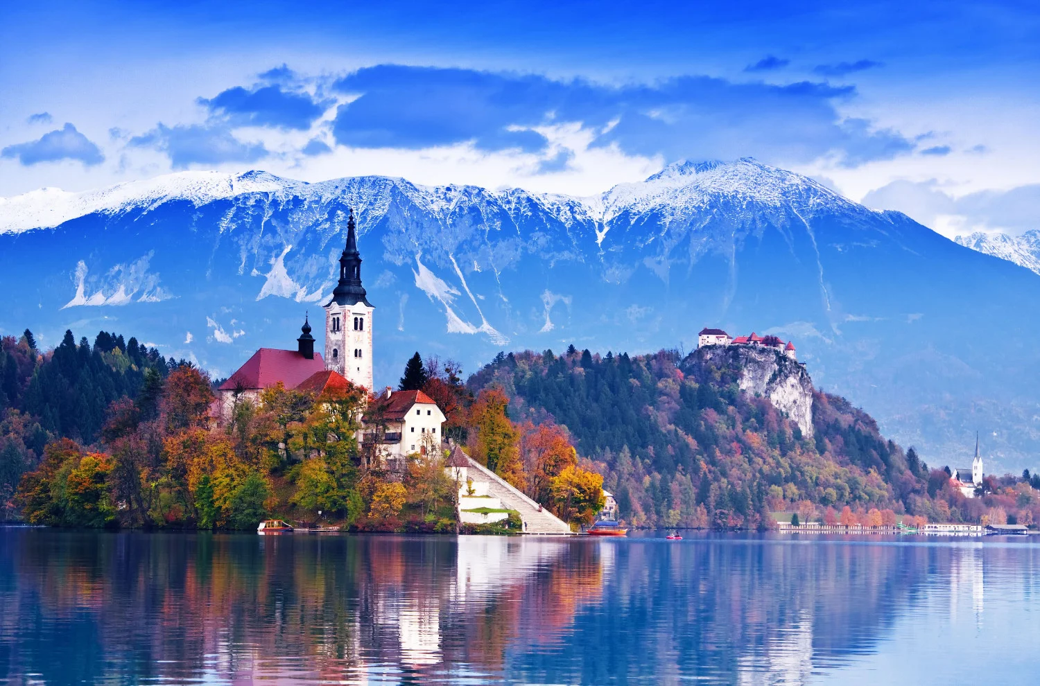 W promieniu 20 kilometrów od autostrady A1, możesz dotrzeć do urzekających atrakcji, takich jak jaskinia Postojna, Predjamski Grad i cud natury – jezioro Bled.