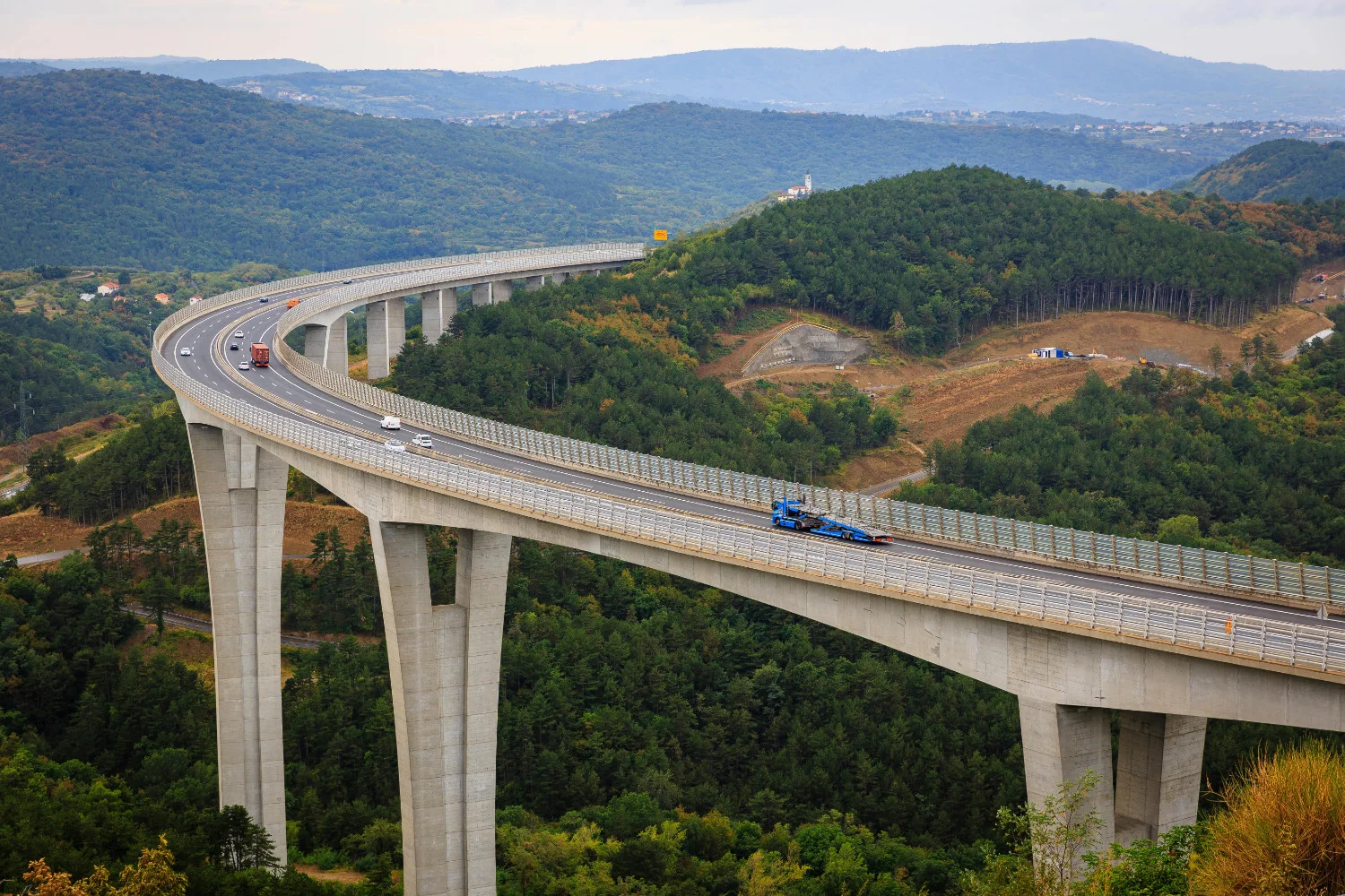 Один из более чем 200 мостов и виадуков вдоль автомагистрали A1 в Словении 
