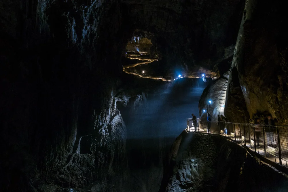 Divača je poznata po svojim vapnenačkim špiljama među kojima su i Škocjanske jame s UNESCO-ve liste.