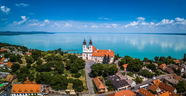 I landsbyen Pince nær Tihany kan du også rejse fra Slovenien og komme ind i Ungarn.