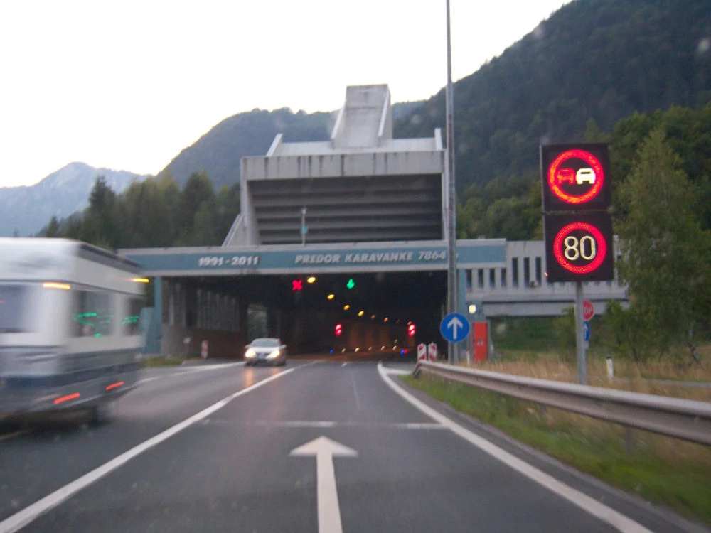 Složité inženýrství doprovázelo výstavbu dálnice A2, například Tunel Karavanky.